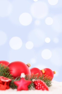 Noel topları kırmızı dekorasyon baubles portre biçimi boşaltmak kopya alanı metin kar