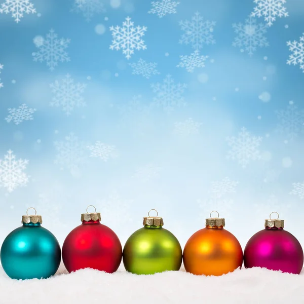 Pek Çok Renkli Noel Baloları Arka Planda Kar Tanelerini Kışın — Stok fotoğraf