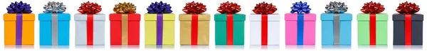 Presentes Presentes Presentes Aniversário Natal Presentes Uma Fileira Isolada Fundo — Fotografia de Stock