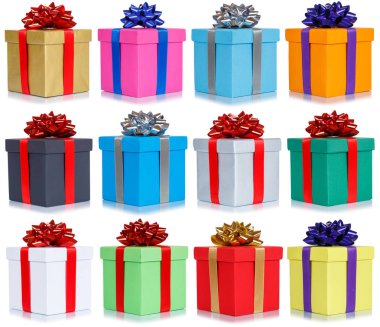 Beyaz bir arka plan üzerinde Noel Doğum günü hediyesi mevcut izole sürü hediye koleksiyonu hediye