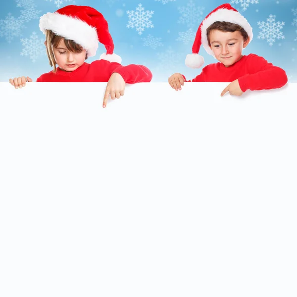 Weihnachten Kinder Kinder Weihnachtsmann Zeigt Leere Banner Quadrat Schnee Kopierraum — Stockfoto