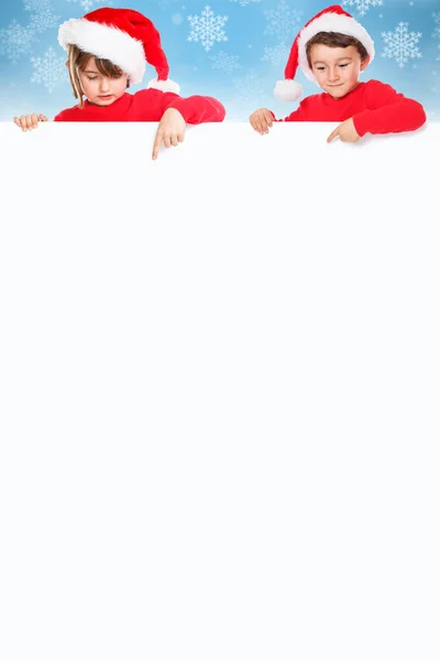 Weihnachten Kinder Kinder Weihnachtsmann Zeigt Leere Banner Hochformat Schnee Kopierraum — Stockfoto