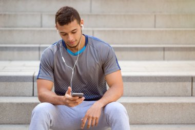 Müzik genç latin adam dinlemek copyspace kopyalama alanı