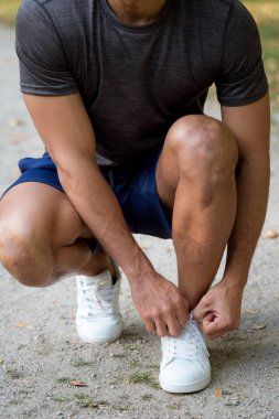 Bağlama dantel ayakkabı bağı ayakkabı koşucusu genç adam portre formatı hazır