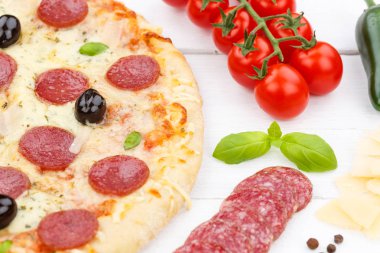 Ahşap tahta üzerinde Pizza pepperoni salam pişirme malzemeleri