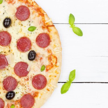 Pizza pepperoni salam yukarıdan copyspace kopya alan kare cl