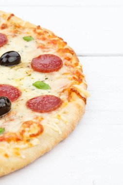 Pizza pepperoni salam portre formatı copyspace kopya alanı w