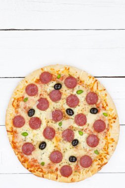 Pizza pepperoni salam copyspace kopya alan portre formatında