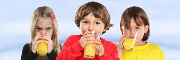 Группа детей девочка мальчик дети питьевой апельсиновый сок здоровой да — стоковое фото