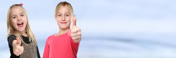 Crianças crianças sorrindo meninas pequenas sucesso polegares até cópias — Fotografia de Stock