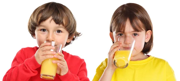 Παιδιά παιδιά κορίτσι αγόρι πόσιμο χυμό πορτοκάλι υγιεινό φαγητό βαλβίδες — Φωτογραφία Αρχείου