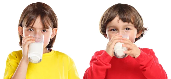 Дети дети девочки мальчик пить молоко здоровое питание изолированы на — стоковое фото