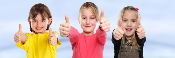 一组孩子微笑年轻的小女孩成功拇指 — 图库照片