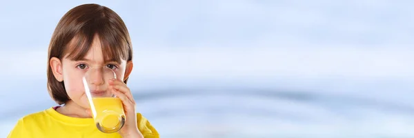 Criança criança menina beber suco de laranja saudável comer copyspace co — Fotografia de Stock