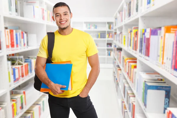 Student mladý muž na portrétní knihovně učení se usmívající lidé — Stock fotografie