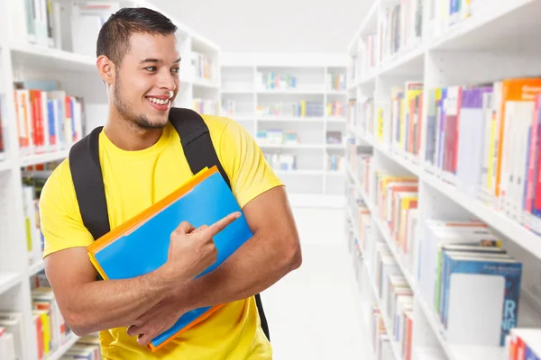 Estudante mostrando apontando marketing anúncio biblioteca aprendizagem co — Fotografia de Stock