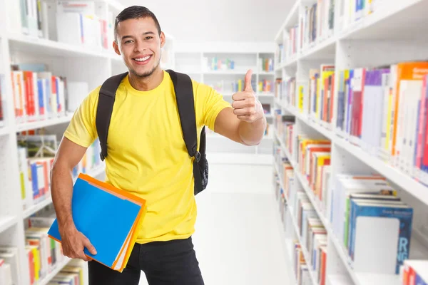 Étudiant jeune homme succès bibliothèque réussie apprentissage pouces levés — Photo