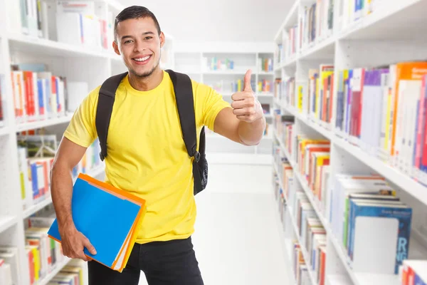 Estudante jovem sucesso biblioteca sucesso aprendendo polegares para cima — Fotografia de Stock