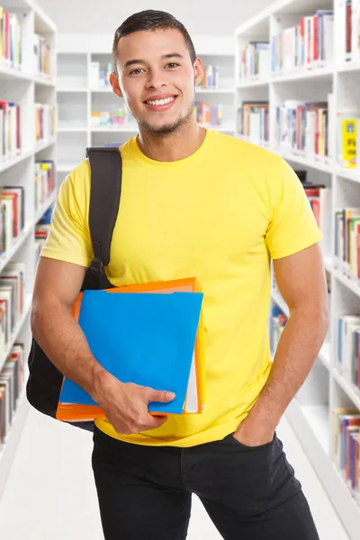 Studente giovane uomo ritratto formato biblioteca apprendimento sorridente persone — Foto Stock