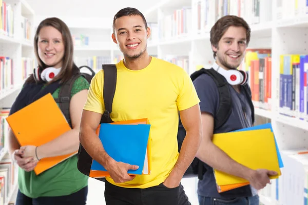 Högskolestudenter student ungdomar studerar biblioteks utbildning — Stockfoto