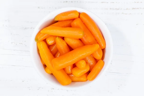 Zanahorias bebé zanahoria verduras de encima de cuenco de madera —  Fotos de Stock