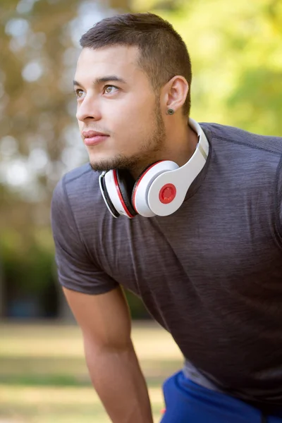 Jonge Latijnse man loper op zoek omhoog denken hardlopen joggen sport — Stockfoto