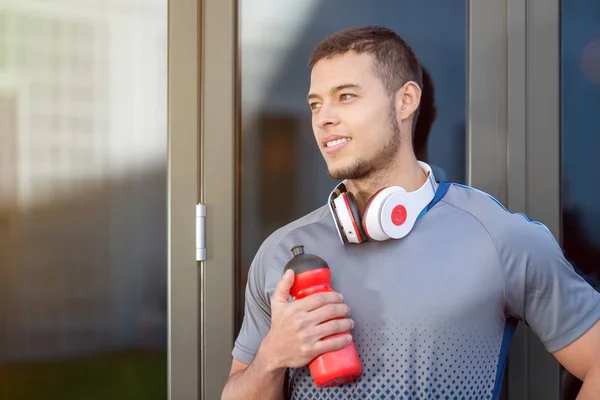 Jong latin man water fles op zoek denken dag dromen runne — Stockfoto