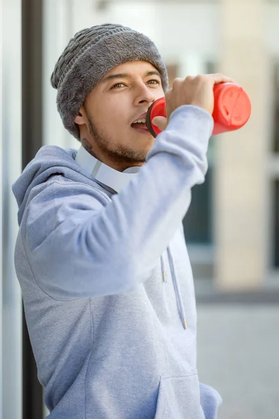 Deportes entrenamiento joven latino beber agua buscando thinki — Foto de Stock