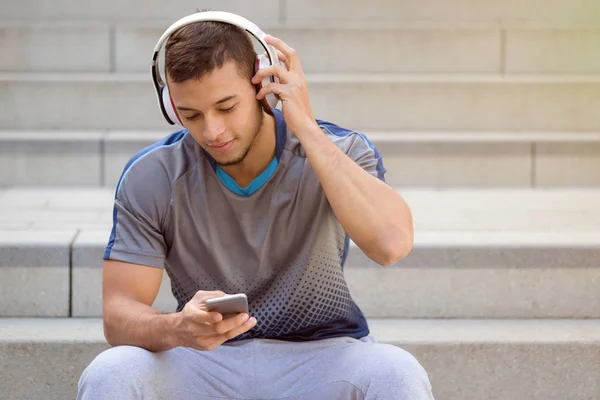 Musik hören junger lateinischer Mann Kopfhörer hören Copyspace c — Stockfoto