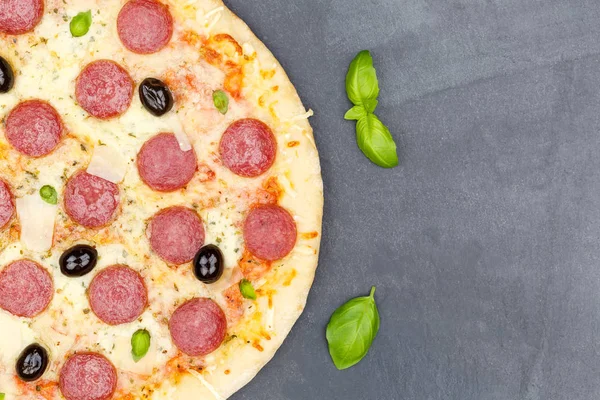 Pizza pepperoni salami from above copyspace copy space close up — Stock Photo, Image