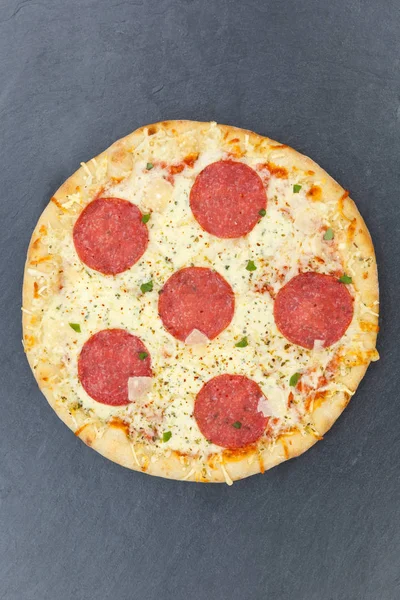 Pizza salami formato vertical de arriba pizarra — Foto de Stock