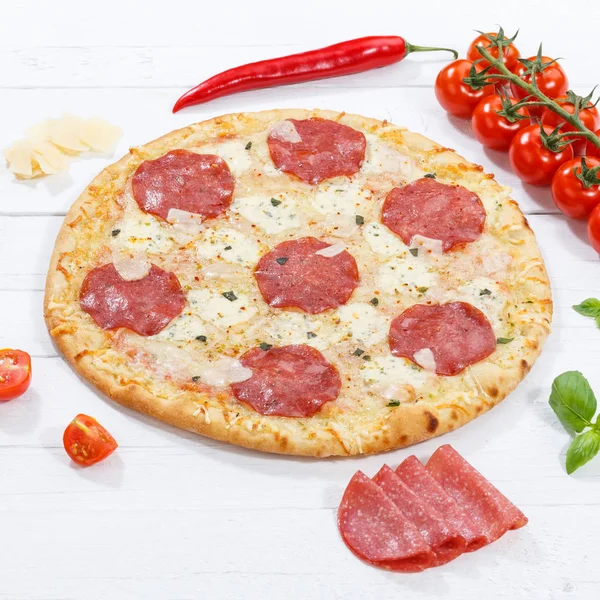 Salami pizzy kwadratowych składników na drewnianej płycie — Zdjęcie stockowe