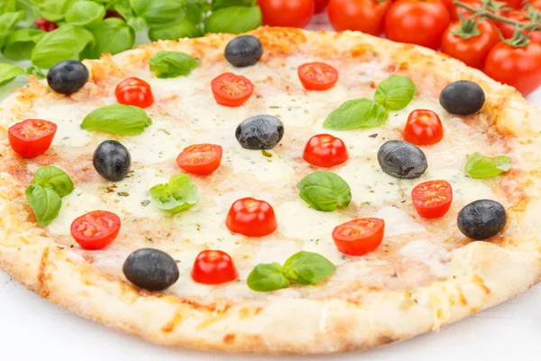 Піца маргарита мегерита інгредієнти для випічки крупним планом на дерев'яній — стокове фото