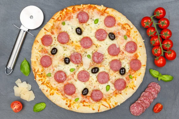 Pizza salami pepperoni de arriba ingredientes para hornear pizarra — Foto de Stock