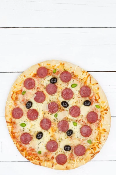 Pizza pepperoni salame copyspace cópia espaço retrato formato de — Fotografia de Stock