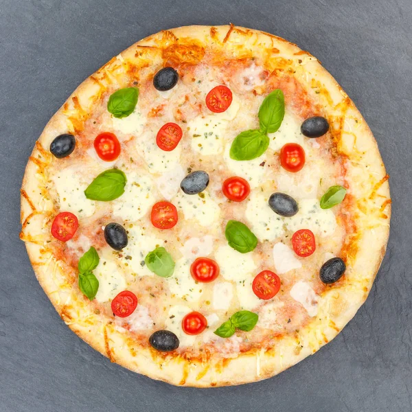 Pizza margarita margherita kare kayrak yukarıdan — Stok fotoğraf