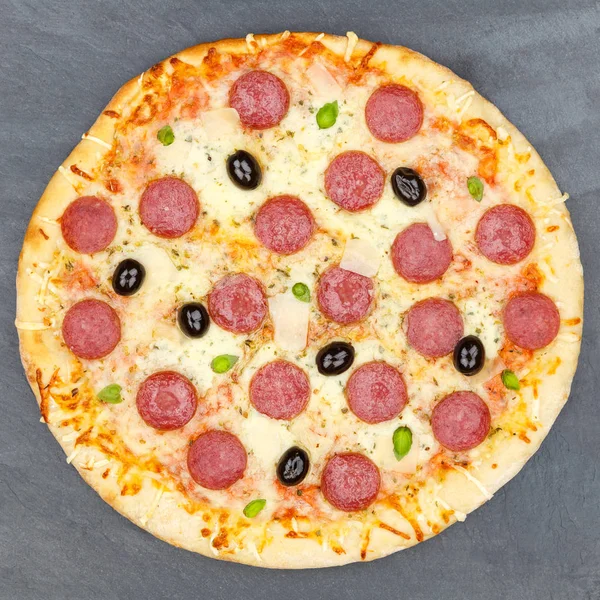 Pizza Pepperoni salami z góry kwadrat łupków — Zdjęcie stockowe