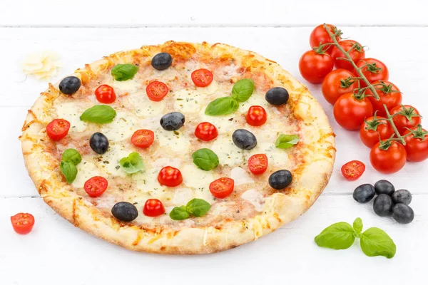 Τα συστατικά της πίτσας Μαργαρίτα στη ξύλινη σανίδα — Φωτογραφία Αρχείου