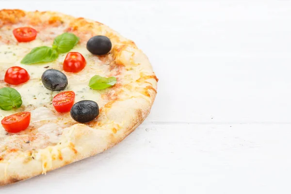 Pizza Margarita marginherita copyspace копіювання простору на дерев'яній дошці — стокове фото