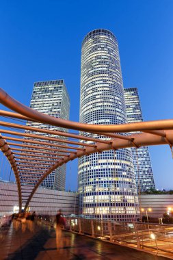 Tel Aviv Azrieli Merkezi silueti İsrail mavi saat gece şehir gökyüzü