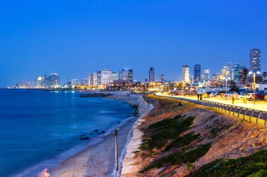 Tel Aviv silueti İsrail mavi saat gece şehir deniz gökdelenler