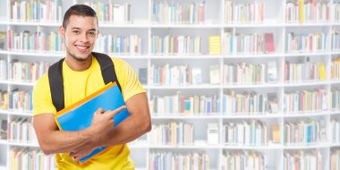 Öğrenci eğitimi gösteren işaret pazarlama reklam reklam genç adam