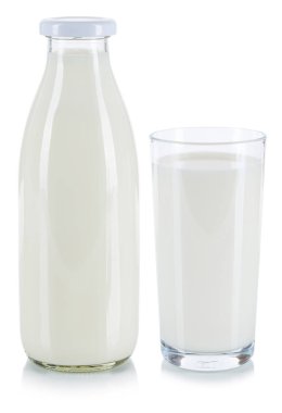 Taze süt bardağı ve şişe beyaz izole