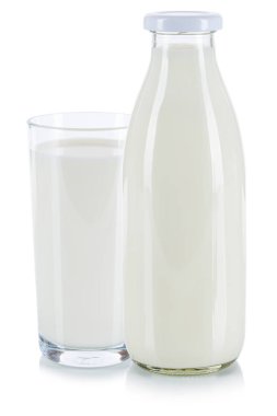 Taze süt bardağı ve şişe izole