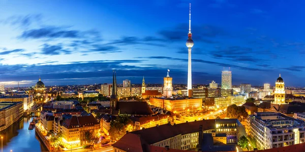 Berlínská panoramatické Panorama městská věž městský sál v noci německé město — Stock fotografie