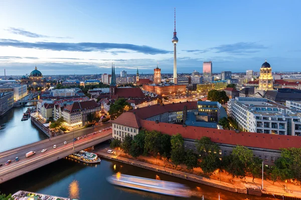 Berlínská Panorama TV Tower městský sál orientační soumrak německé město — Stock fotografie