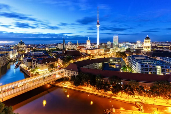 Berlino skyline torre tv municipio di notte Germania città — Foto Stock