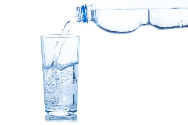 Air mengalir ke dalam botol kaca yang terisolasi di atas putih — Stok Foto