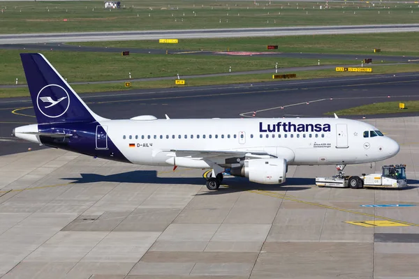Lufthansa Airbus A319 Samolot Dusseldorf lotnisko — Zdjęcie stockowe