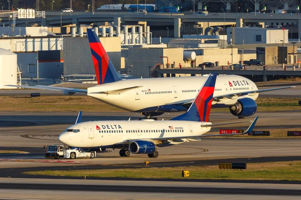 Delta Air Lines Boeing 737-700 aereo Atlanta aeroporto — Foto Stock